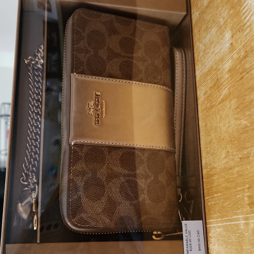 NEW COACH WRISTLET - Picture 2 of 6